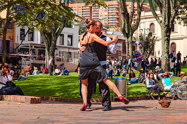 Bailarines de tango entretienen a los visitantes del mercado de pulgas de Bogotá.